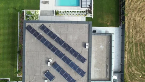 Aerial top-down view of modern house with solar panels and swimming pool Vidéo 347800813