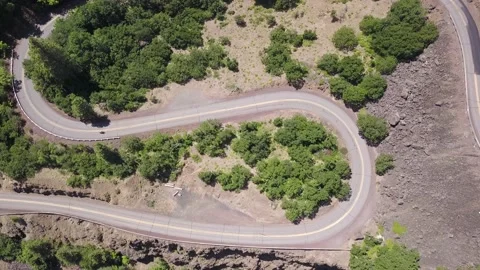 Aerial top down view of motorcycle riding on a scenic road in Oregon. Видео 144860152