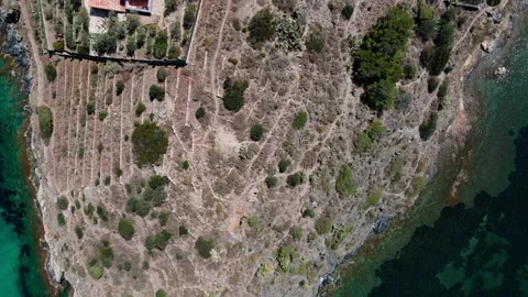 Aerial top down view of mountains and the Mediterranean Sea in Port Lligat .. Vidéo 245931486