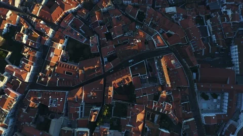 Aerial top down view of narrow streets of Alfama, Lisbon, Portugal Stockbeeldmateriaal 104411605