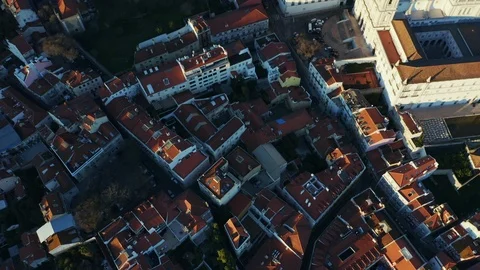 Aerial top down view of narrow streets of Alfama, Lisbon, Portugal 库存影片 104414236