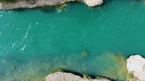Aerial top down view of the neretva river flowing in mostar, bosnia Stockbeeldmateriaal 341302107