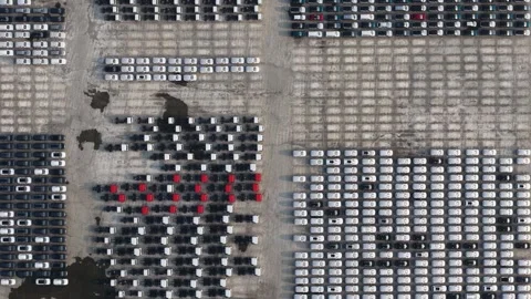 Aerial top down view of new cars in a large parking lot Vídeo Stock 329623597