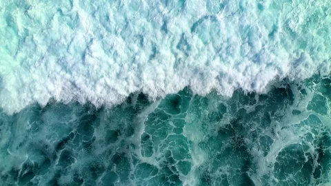 Aerial top down view of ocean waves crashing and foaming. Bali, Indonesia. 動画素材 127001998