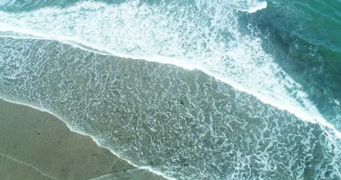 Aerial Top-Down View of Ocean Waves Breaking on the Shore, Sea Motion. 스톡 동영상 323132102