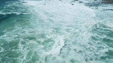 Aerial Top-Down View of Ocean Waves Breaking on the Shore, Sea Motion. 스톡 동영상 325907815