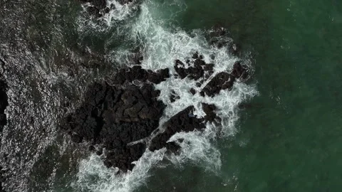 Aerial top down view of ocean waves crashing on volcanic rocks, South Korea Vídeos de archivo 346716247