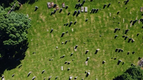 Aerial top down view of old cemetery - Scotland - Highlands 库存影片 164852254