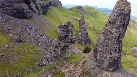 Aerial top down view of the Old Man of Storr rock formation - Scotland 库存影片 164919399
