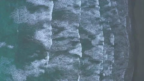 Aerial top down view of the Pacific ocean with many large waves Vidéo 146754744