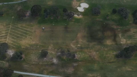 Aerial top down view of people playing golf Vídeos de archivo 342572584
