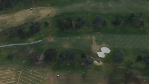 Aerial top-down view of people playing on a golf course Vidéo 342578971