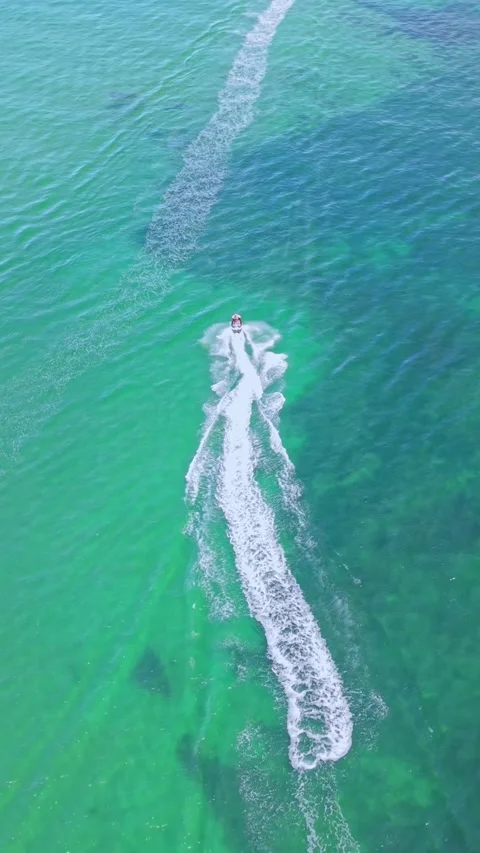 Aerial Top-Down View of personal waterfraft on Turquoise Ocean Water 스톡 동영상 327911346
