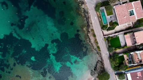 Aerial top down view of Port Lligat and the Mediterranean Sea along Costa B.. Vidéo 245917434