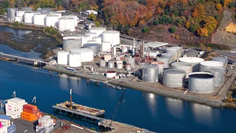 Aerial top down view of Port of Tacoma ,oil and gas storage tanks in Washin.. Video stock 323248974