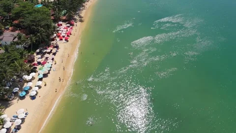 Aerial Top Down View of Red Umbrellas on Long Beach Phu Quoc Vídeos de archivo 337931142