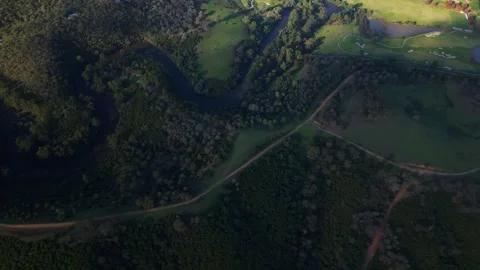 Aerial top down view of river winding through green landscape Stockbeeldmateriaal 334842153