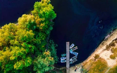 Aerial top down view of river pier with boats in summer at sunset Foto stock