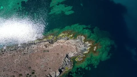 Aerial top down view of rocks in the Mediterranean Sea in Port Lligat Costa.. 스톡 동영상 245931468