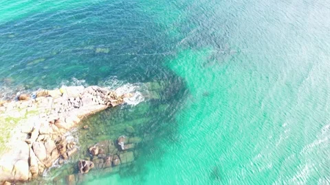 Aerial top down view of rocky headland and turquoise water The Concept of S.. 库存影片 327710124