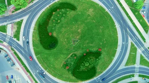 Aerial top-down view of a roundabout or traffic circle. Vilnius, Lithuania, Stockbeeldmateriaal 304424914