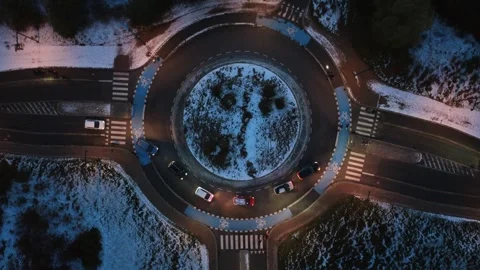 Aerial top down view of a roundabout at night Vídeo Stock 331606889