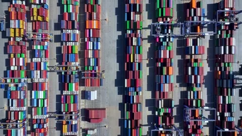 Aerial top down view of rows of cargo containers stacked up 스톡 동영상 274268024