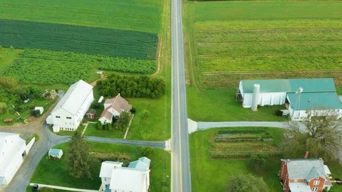 Aerial Top Down View of Rural Farmland in Pennsylvania with Truck Driving Vídeo Stock 116011848