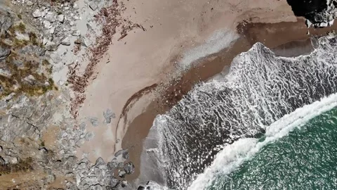Aerial Top Down View of Secluded Beach &amp; Crashing Surf, Big Sur, California, 4K 库存影片 336351435