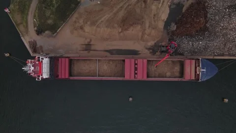 Aerial top down view of a ship and crane loading ground into a large freight 스톡 동영상 164278187