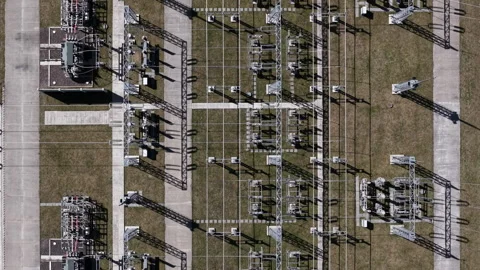 An aerial top-down view shows the intricate geometric layout of a high voltage Stockbeeldmateriaal 334239753