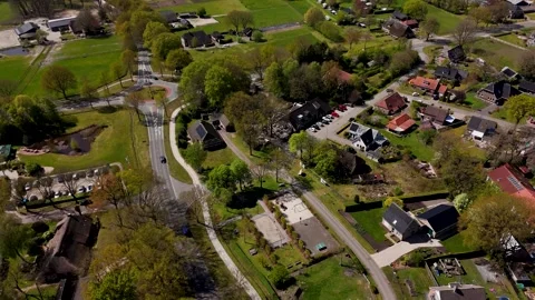 Aerial top-down view of a small rural dutch town surrounded by green fields Vidéo 335064318