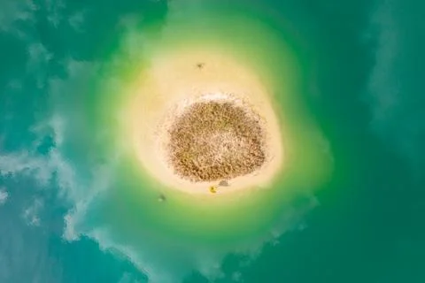 Aerial top down view of small island. Birds eye view of beautiful green water Foto stock