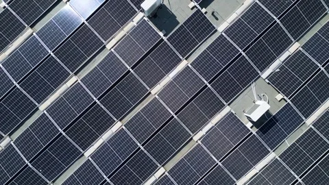 Aerial Top Down View of Solar Panels on City Building Roof, Forward Motion Vidéo 333744350