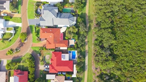 Aerial top-down view of Sunshine Coast suburb bordering coastal bushland re.. Stock-Footage 333440989