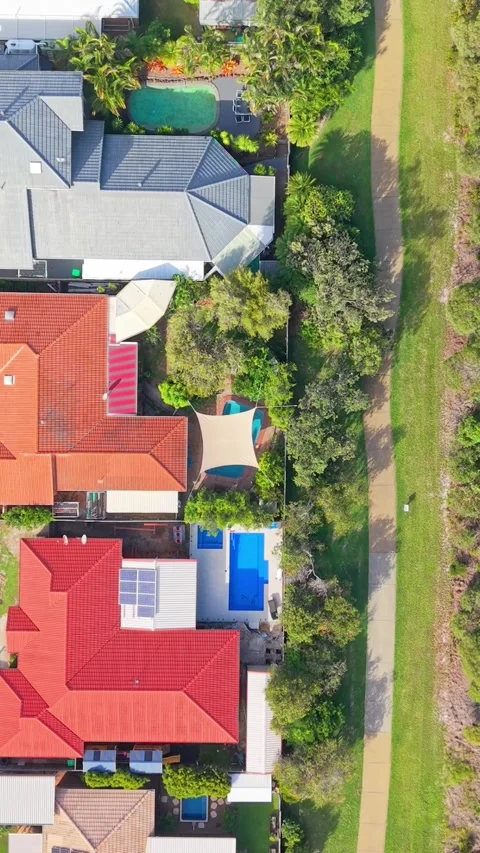 Aerial top-down view of Sunshine Coast suburb bordering coastal bushland re.. Stock-Footage 334785041
