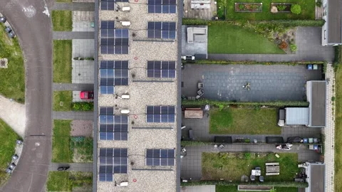 Aerial top down view of sustainable townhouses with solar panels Vídeo Stock 333672836
