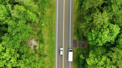 Aerial top-down view of an SUV overtaking a truck on a two-lane... 库存影片 340290811
