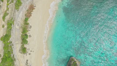 Aerial top down view of suwehan beach in nusa penida Vídeos de archivo 328928339