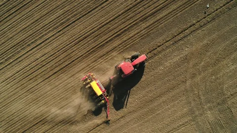 Aerial top down view of tractor working in the field with a modern sowing seeds Stockbeeldmateriaal 129053384