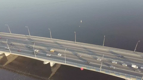 Aerial top down view of traffic jam on a car bridge and moving train. 4K vide Vidéo 97033111