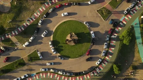 Aerial top down view of traffic crossing intersection and cars parked Vídeo Stock 189911157