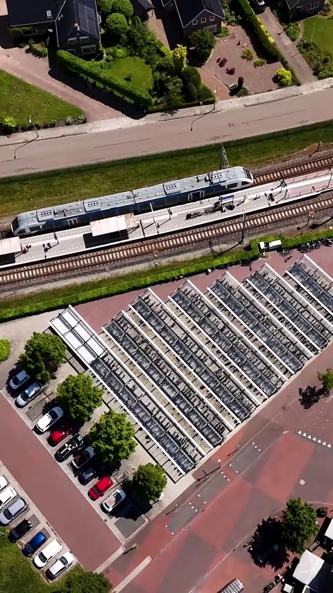 Aerial top down view of train departing from station in dutch town 库存影片 336496677