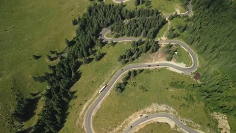 Aerial top down view of Transalpina mountain road serpentines through forest 库存影片 333461285