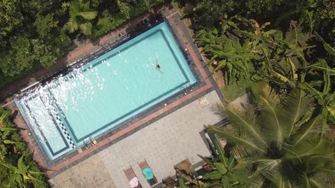 Aerial top down view tropical scene young woman swimming peacefully in crys.. Vídeos de archivo 309332292