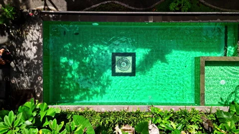 Aerial top down view of tropical villa pool in Ubud, Bali Vidéo 332742228