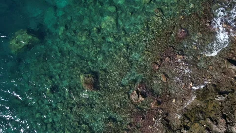 Aerial top down view of turquoise sea waves on rocks. Vídeos de archivo 336979204