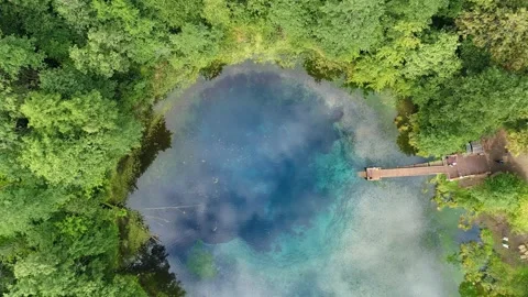 Aerial top down view of unique turquoise karst lake which has same temperature Vídeo Stock 252285030