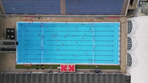 Aerial top down view of a water polo match in an outdoor swimming pool Vídeos de archivo 339322804