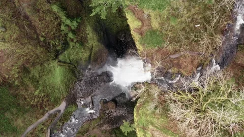 Aerial top down view of waterfall falling off a high cliff in the nature. Video stock 152113426